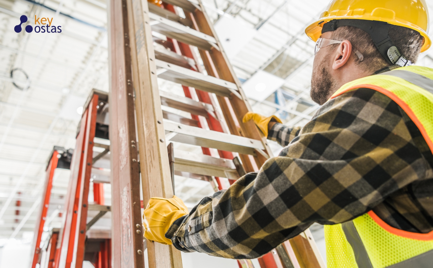 working at heights course: construction worker about to climb a ladder